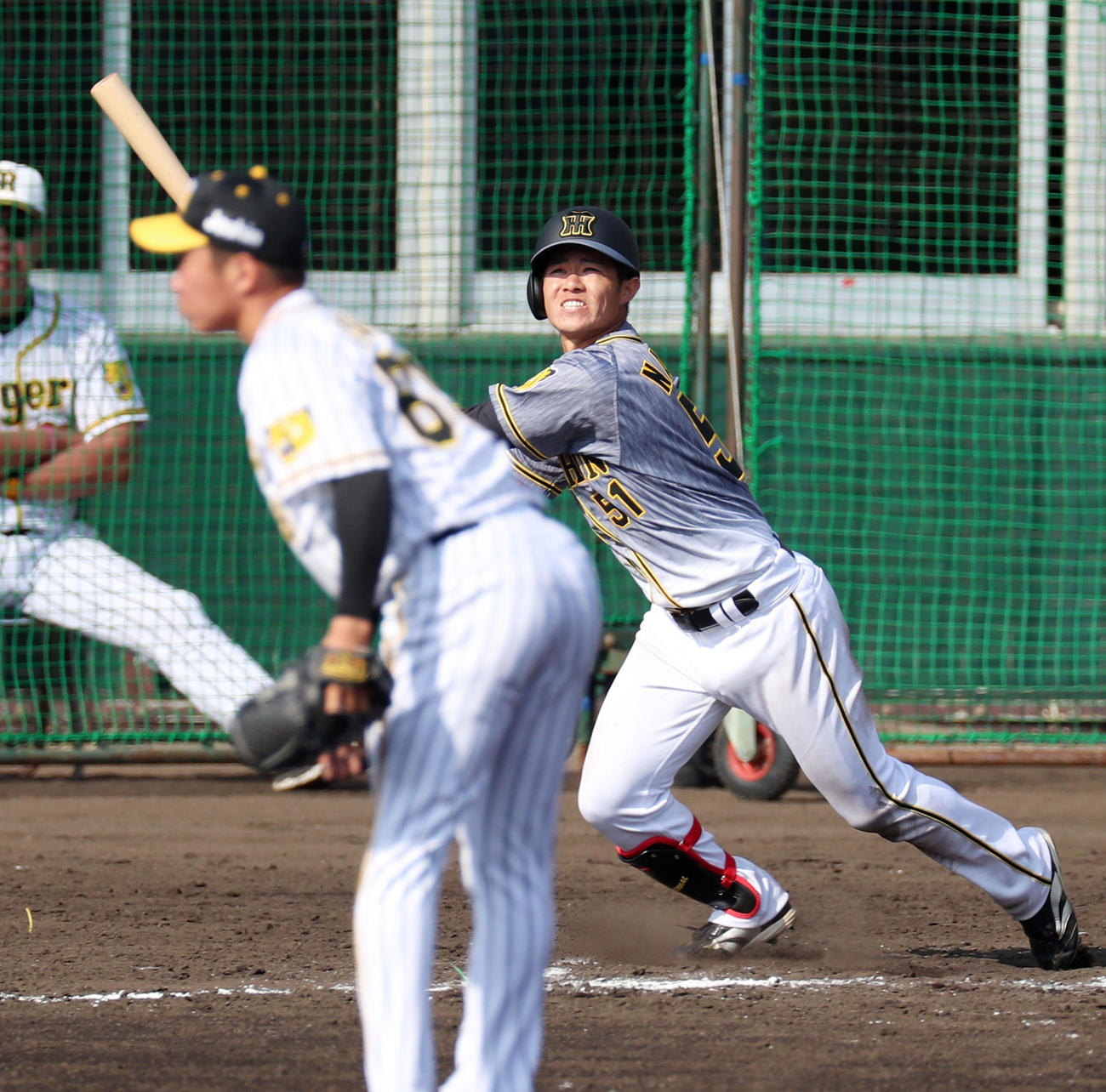 紅白戦　6回表紅組2死一、三塁、中野は右越え適時三塁打を放つ、左は石井大（撮影・加藤哉）