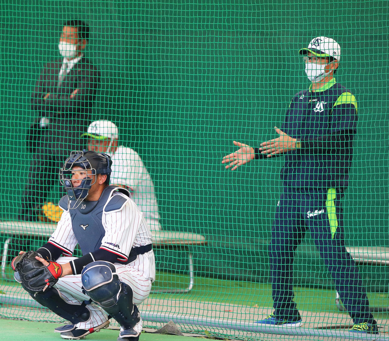 ヤクルト木沢にジェスチャーする古田臨時コーチ（右）捕手西田（撮影・河田真司）