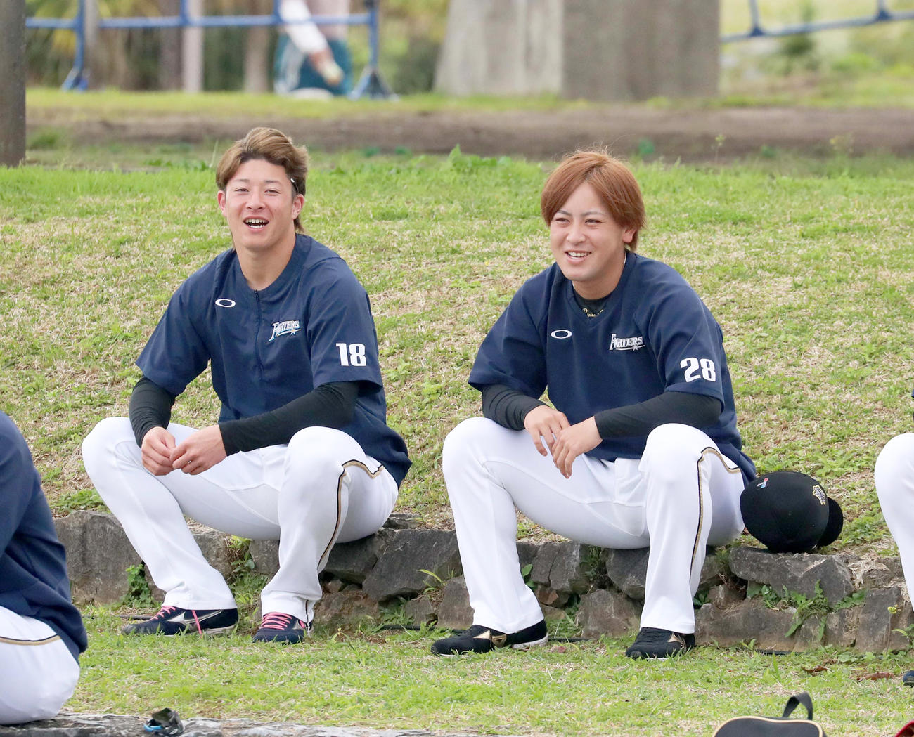 ウオーミングアップ前に笑顔を見せる日本ハム吉田（左）と河野（撮影・佐藤翔太）