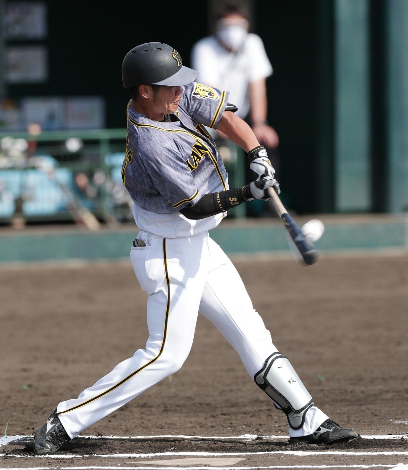 小野寺は左越え本塁打を放つ（撮影・前田充）