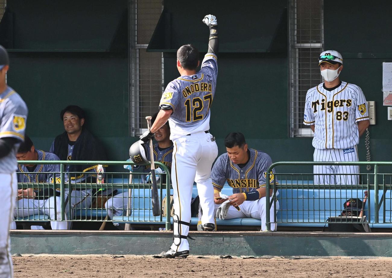 左越えにソロ本塁打を放った小野寺暖はナインのサイレントトリートメントの祝福に負けずガッツポーズする（撮影・上田博志）