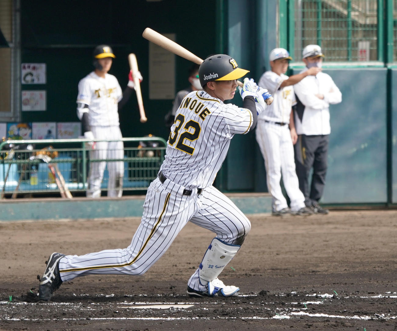 2回裏白組1死二塁、中前適時打を放つ井上（撮影・前田充）