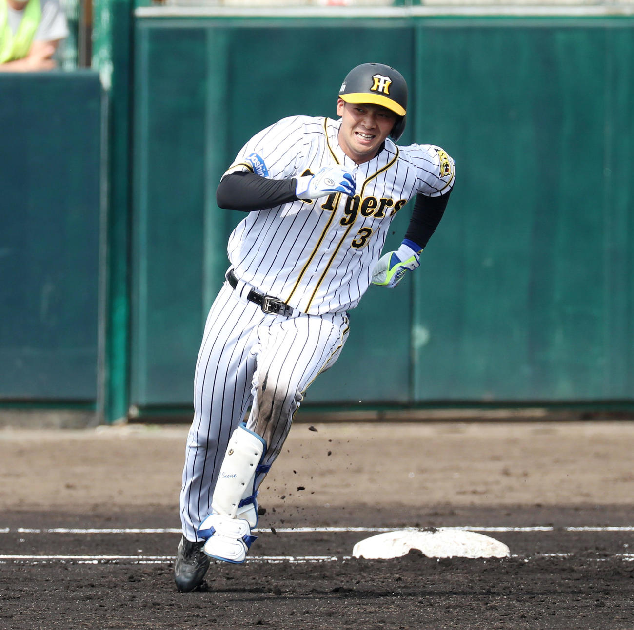 紅白戦　2回裏白組1死二塁、井上は中前適時打を放ち敵失の間に三塁まで激走する（撮影・加藤哉）