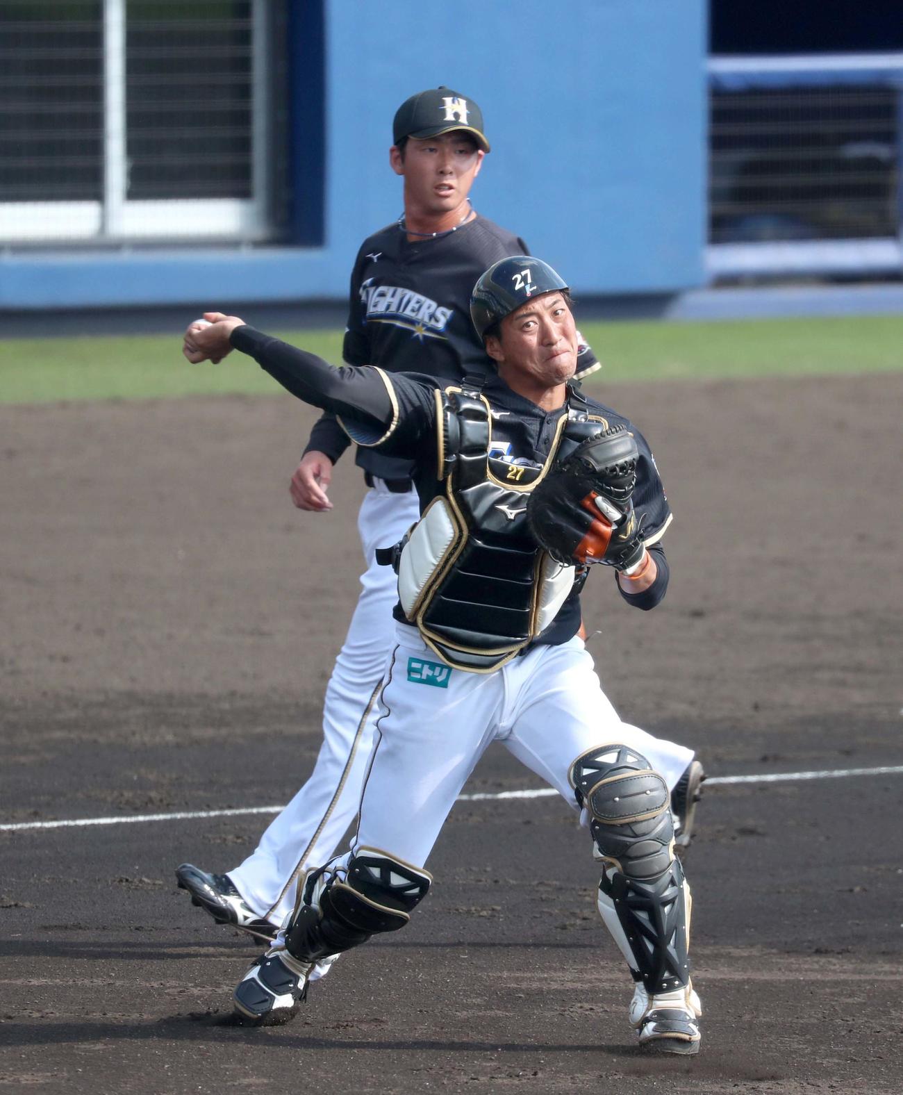 一塁に送球する日本ハム古川（撮影・佐藤翔太）