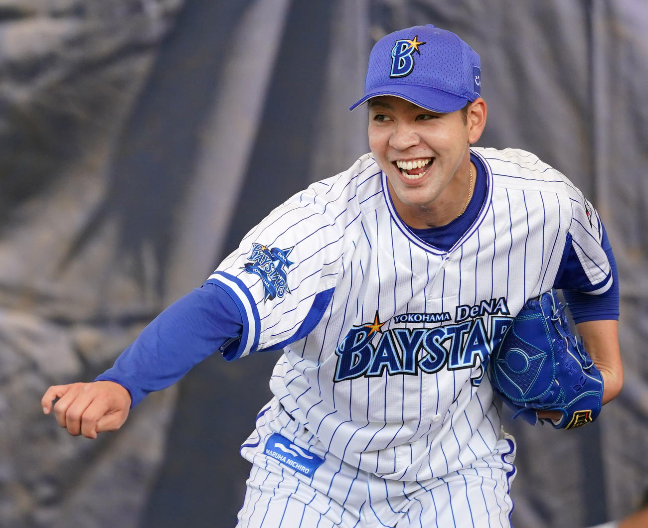 ブルペンで投球練習をするDeNA平良