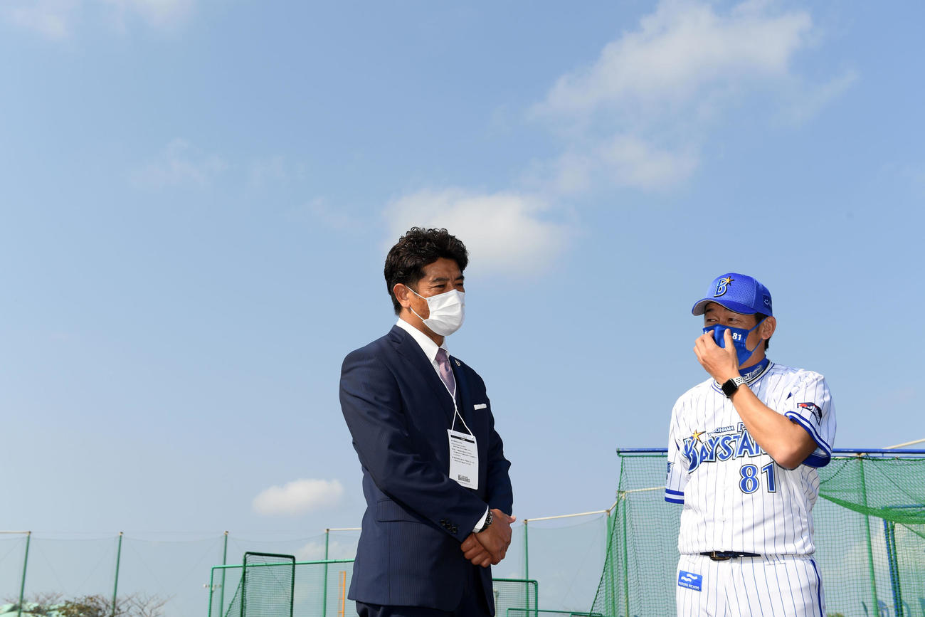 視察に訪れた稲葉監督（左）とタッチを会話DeNA三浦監督（撮影・横山健太）