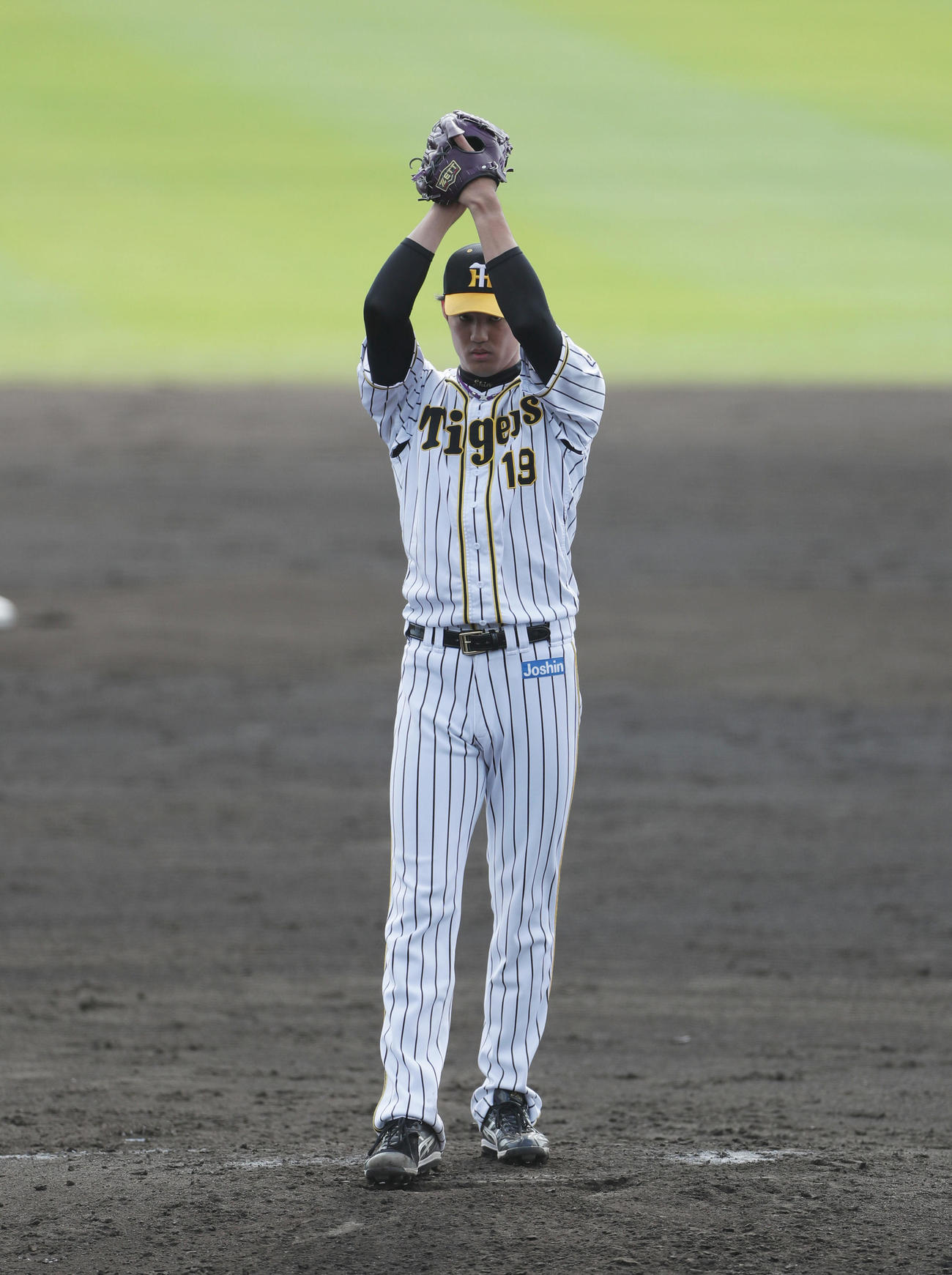 白組2番手で登板した藤浪は、大きく振りかぶって投球する（撮影・前田充）