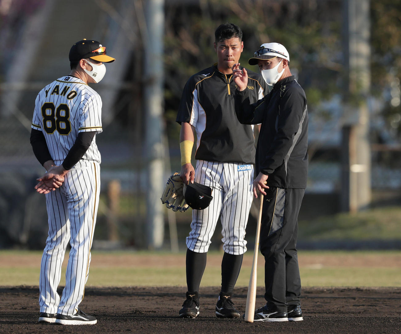ノックを終え川相臨時コーチ（右）の指導を受ける佐藤輝。左は矢野監督（撮影・前田充）