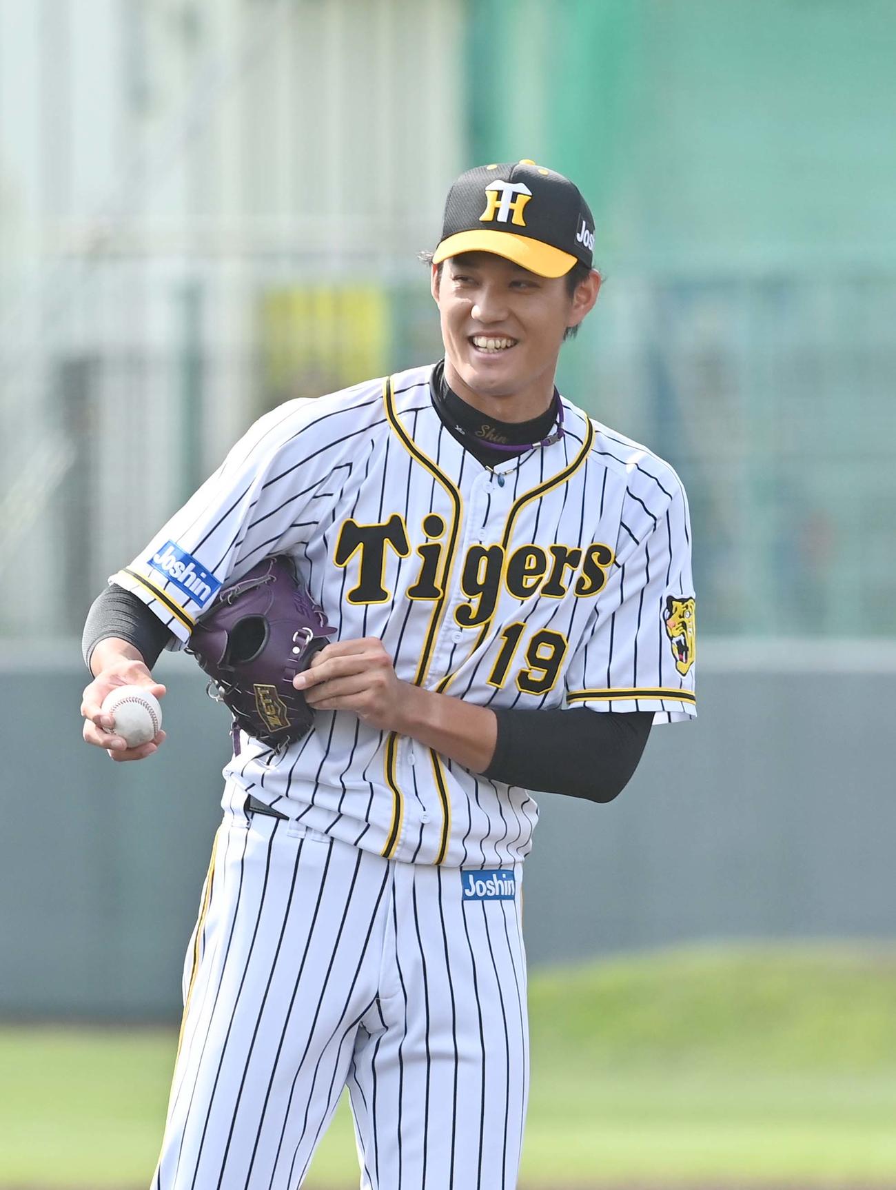 紅白戦　4回、佐藤輝から三振を奪い笑顔を見せる藤浪（撮影・上田博志）