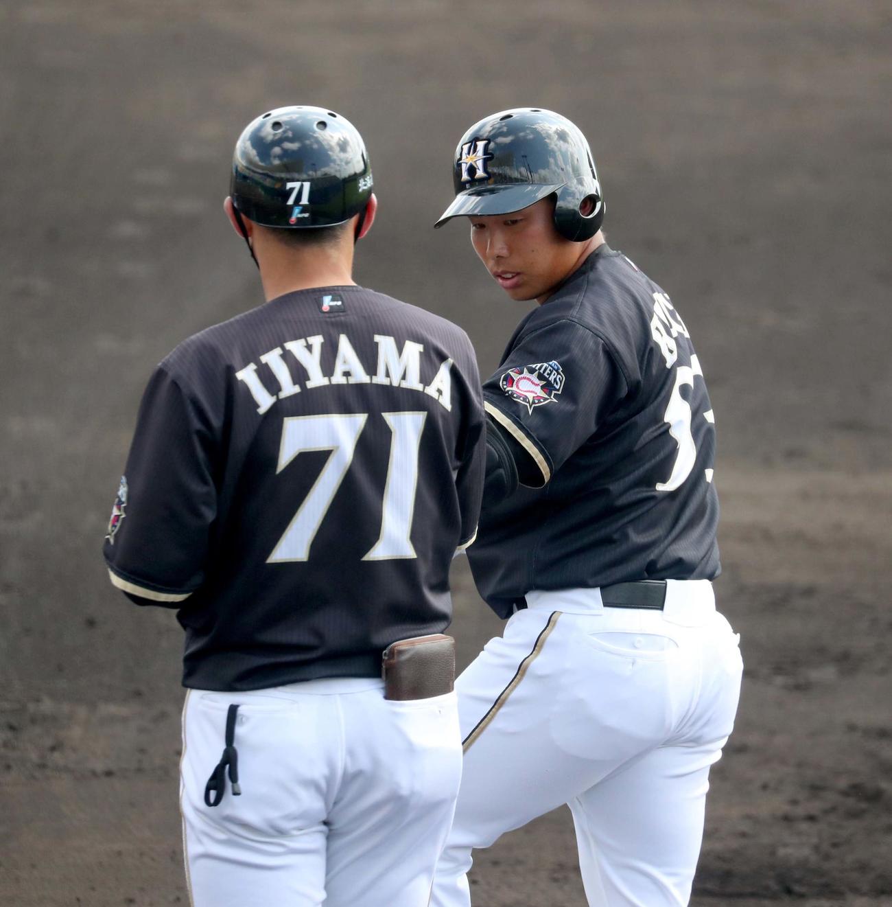 4回表紅組2死、日本ハム樋口は中前打を放つ（撮影・佐藤翔太）