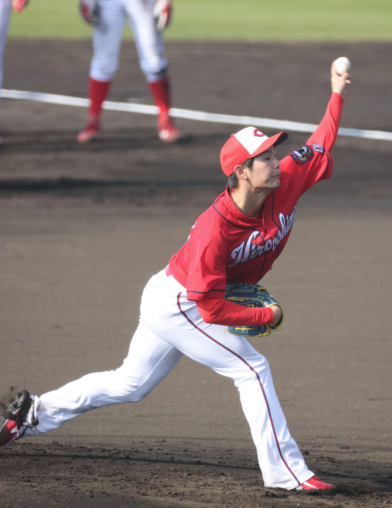 クイックで投球する森浦（撮影・加藤孝規）