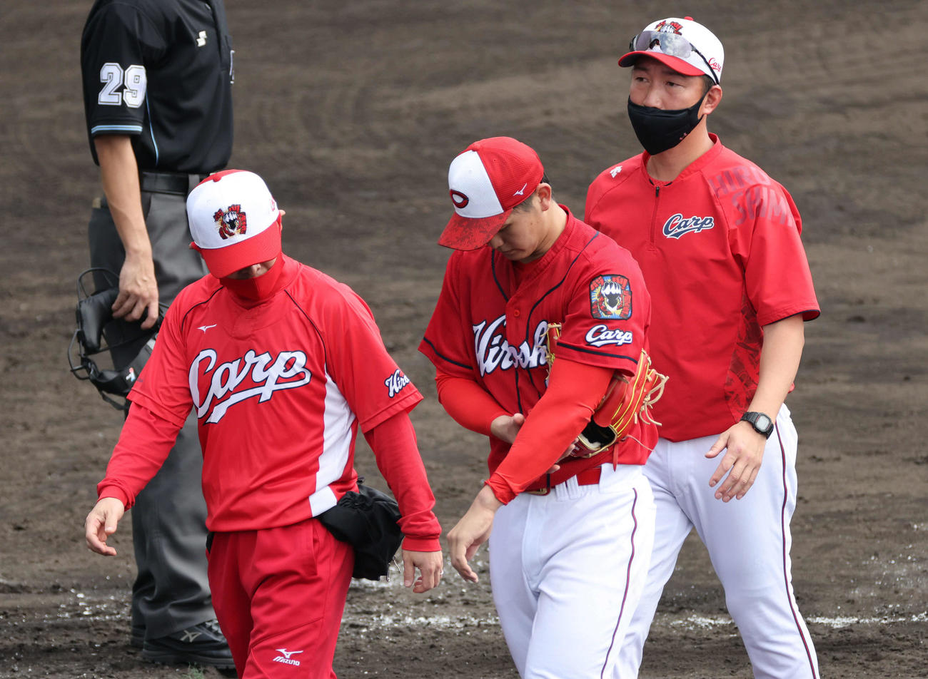 プロ野球広島沖縄キャンプ　フリー打撃に登板も、ボールが当たり降板した高橋昂（撮影・加藤孝規）
