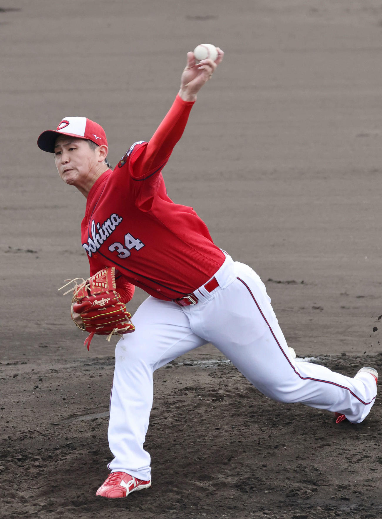 プロ野球広島沖縄キャンプ　フリー打撃に登板した高橋昂（撮影・加藤孝規）