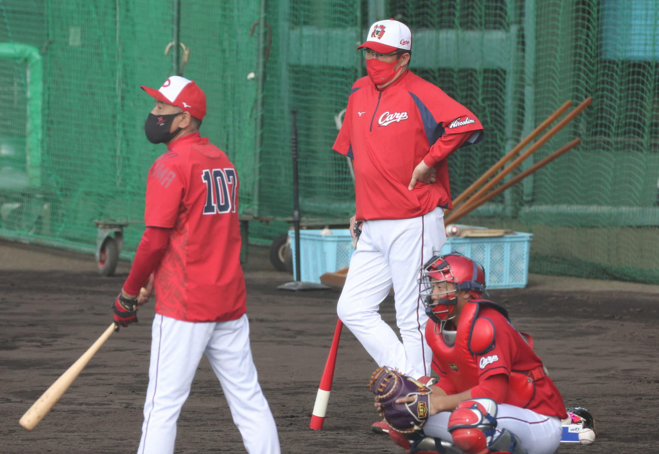 プロ野球広島沖縄キャンプ　スチール練習を見る佐々岡監督（中央）（撮影・加藤孝規）