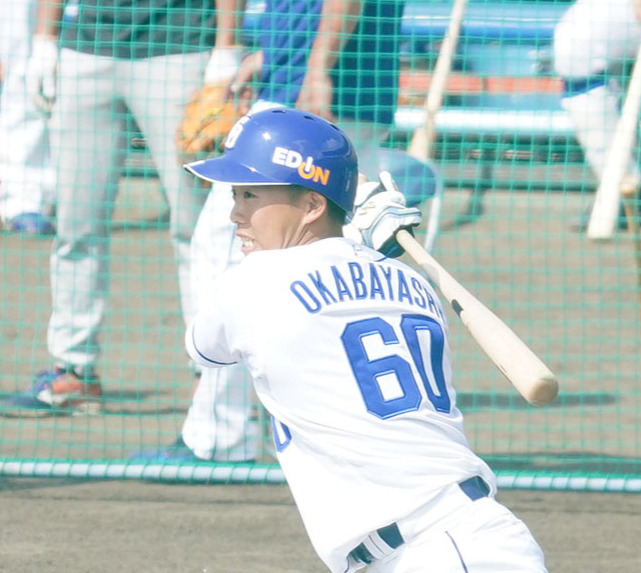 シート打撃で左前打を放つ岡林（撮影・森本幸一）