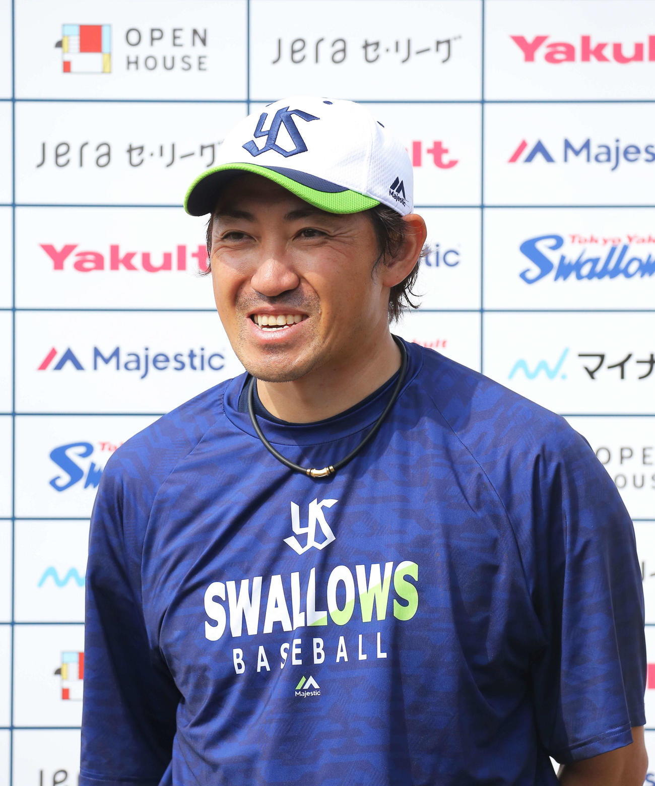 インタビューに笑顔で答えるヤクルト内川（撮影・河田真司）