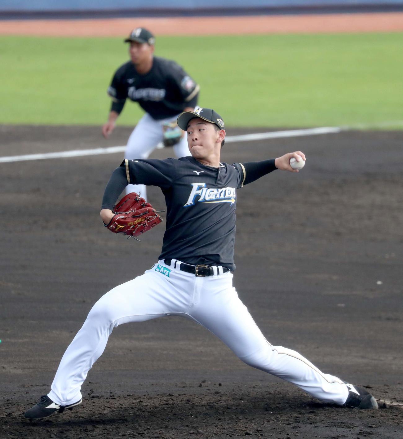 3回裏から登板する日本ハム北浦（撮影・佐藤翔太）