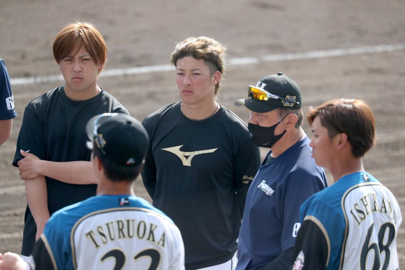 紅白戦を終えミーティングをする日本ハム河野（左奥）と吉田（中央奥）（撮影・佐藤翔太）