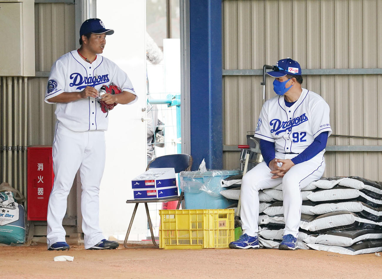 ブルペンで福（左）と言葉を交わす与田監督（撮影・森本幸一）