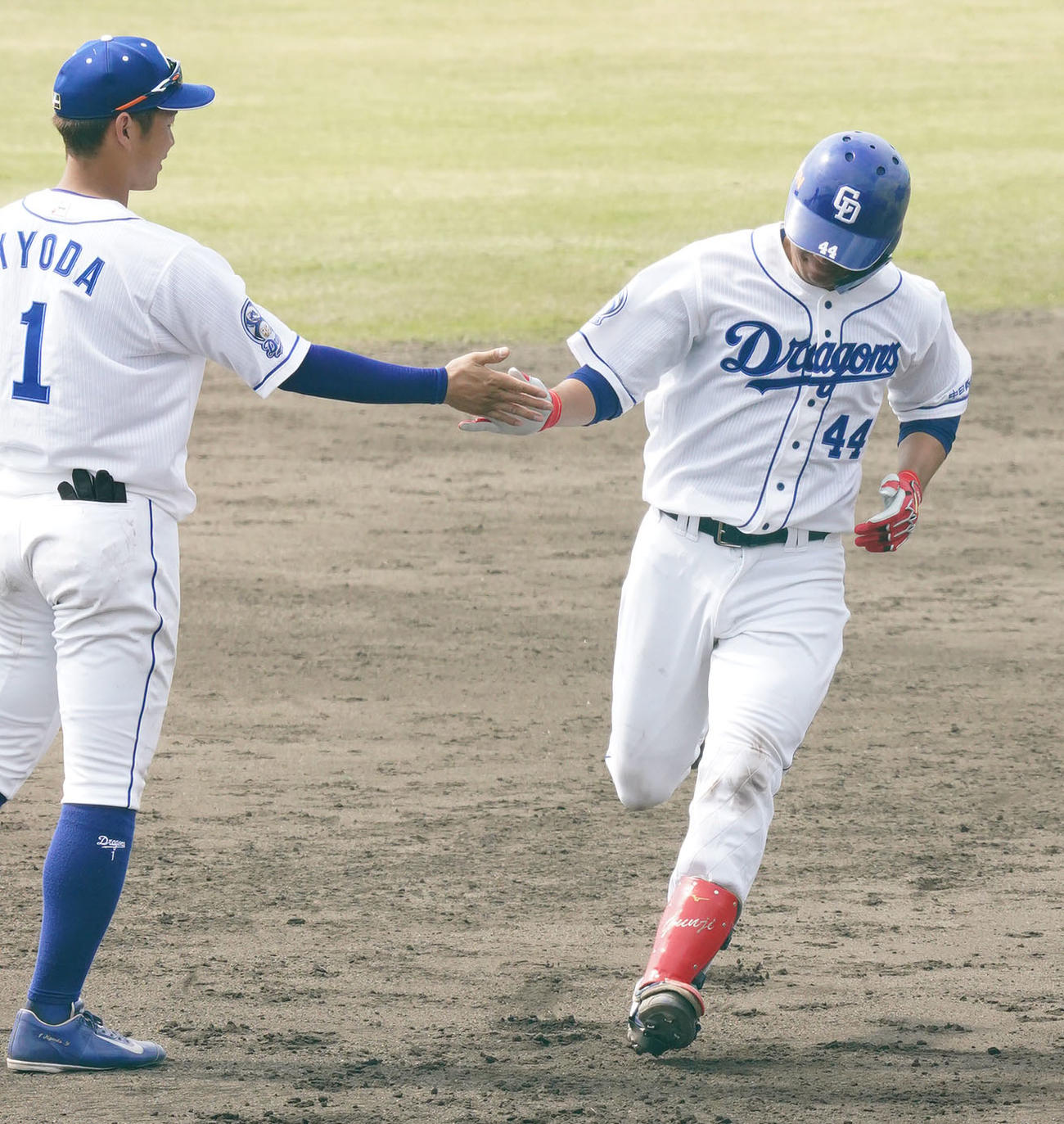 シート打撃練習で本塁打を放ち京田とタッチを交わす郡司（撮影・森本幸一）