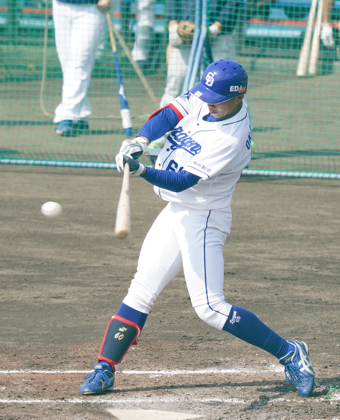 シート打撃で右前打を放つ岡林（撮影・森本幸一）