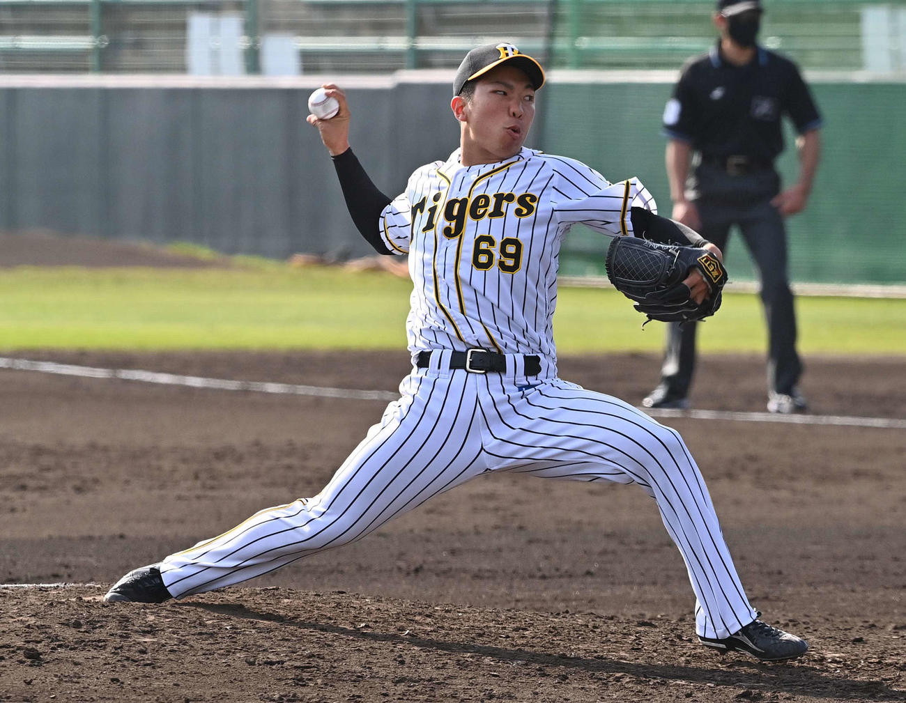 阪神紅白戦に白組5番手で登板する石井大（撮影・上田博志）
