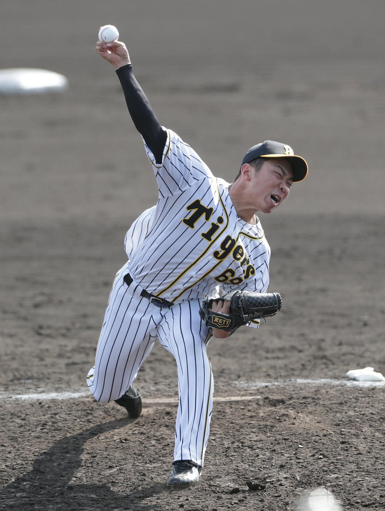 阪神紅白戦　7回表、白組5番手で登板する石井大（撮影・前田充）
