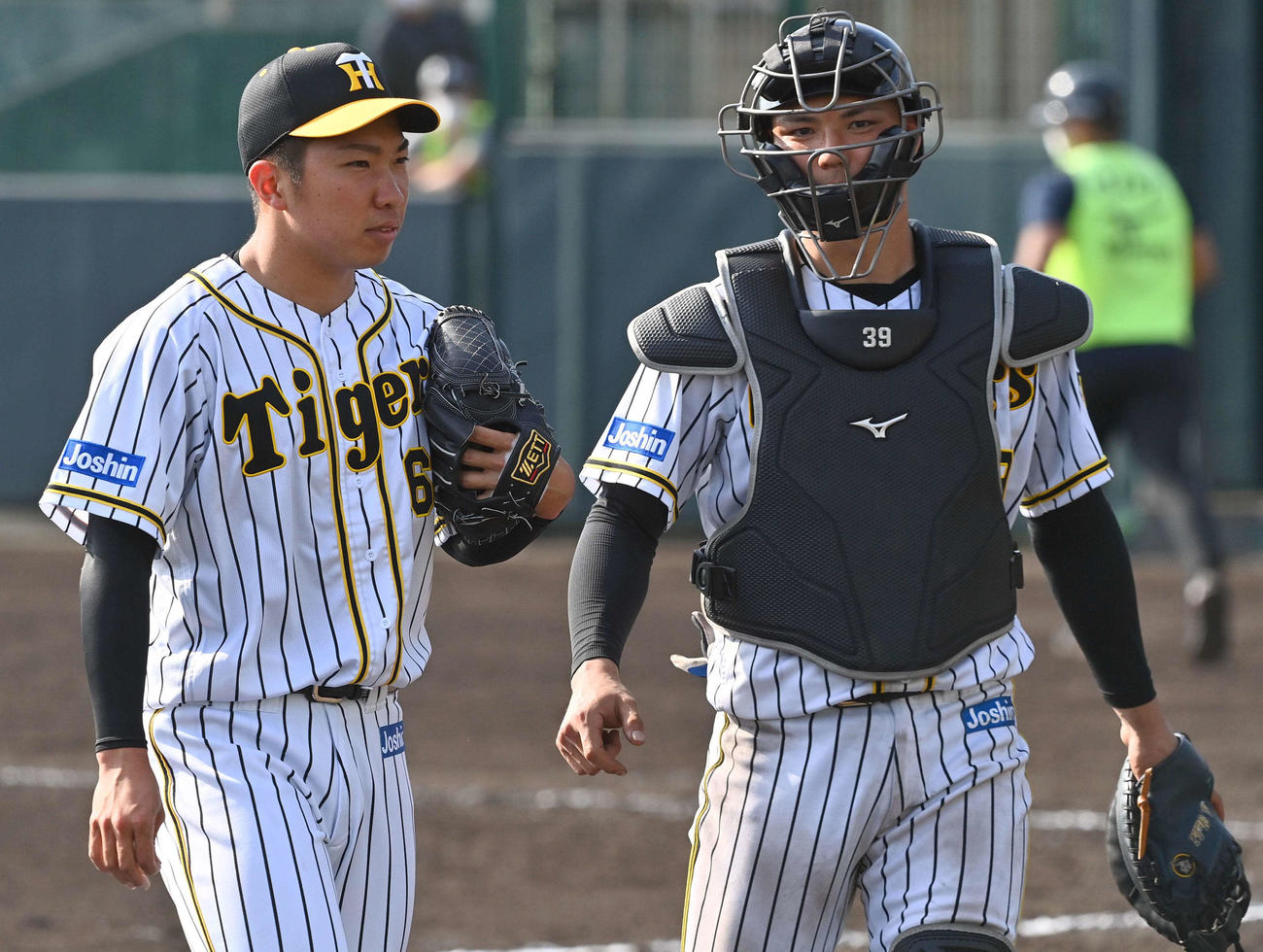 阪神紅白戦　登板を終えベンチに引き揚げる石井大智（左）と栄枝裕貴（撮影・上田博志）