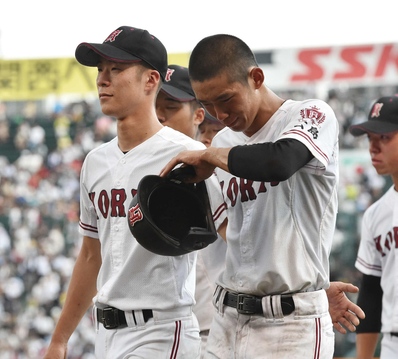 花咲徳栄ナインに敗れ初優勝を逃し涙する広陵・中村奨成（右）。左は岩本淳太主将（2017年8月23日撮影）