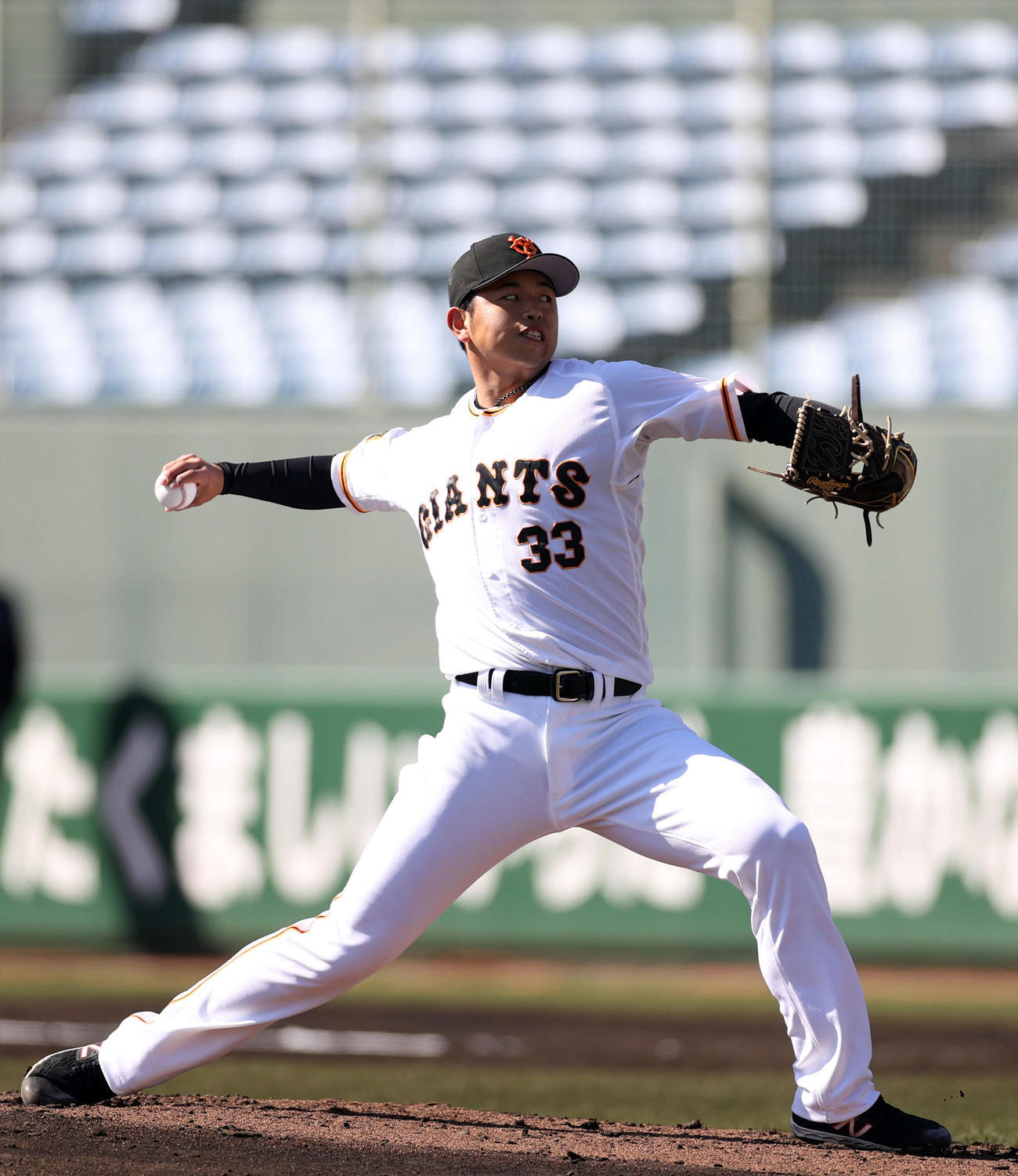 紅白戦　3回表から登板する白組2番手の太田（撮影・狩俣裕三）