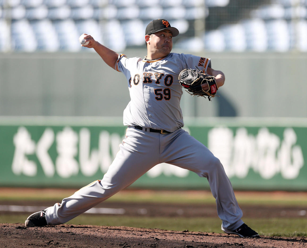 紅白戦　4回裏から登板する紅組3番手の田中豊（撮影・狩俣裕三）