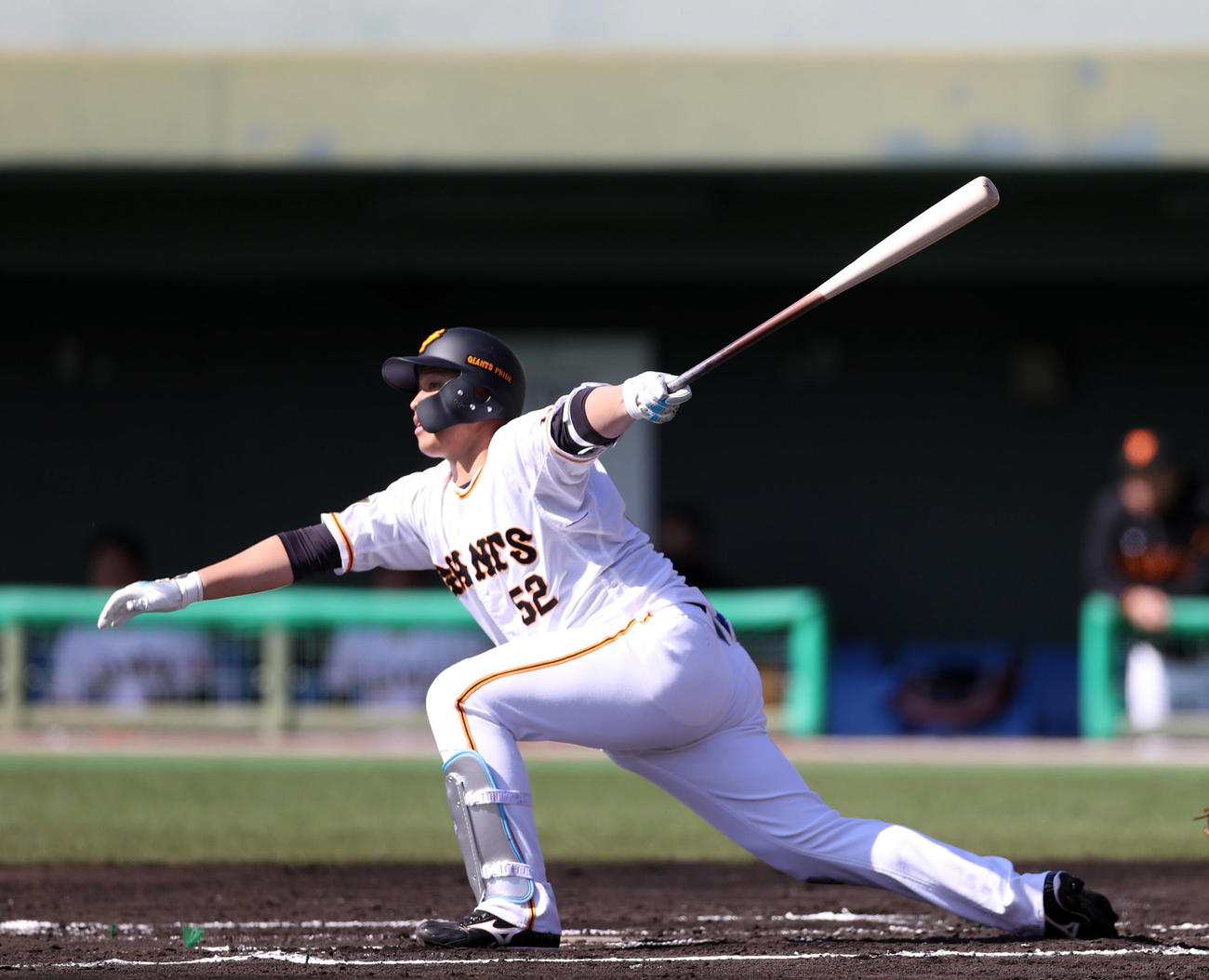 紅白戦　1回裏白組1死三塁、犠飛を放つ北村（撮影・狩俣裕三）
