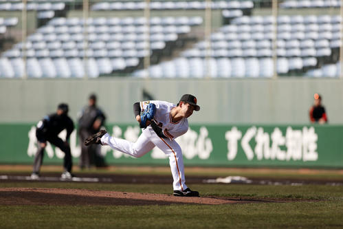 巨人紅白戦　白組先発の井上（撮影・狩俣裕三）