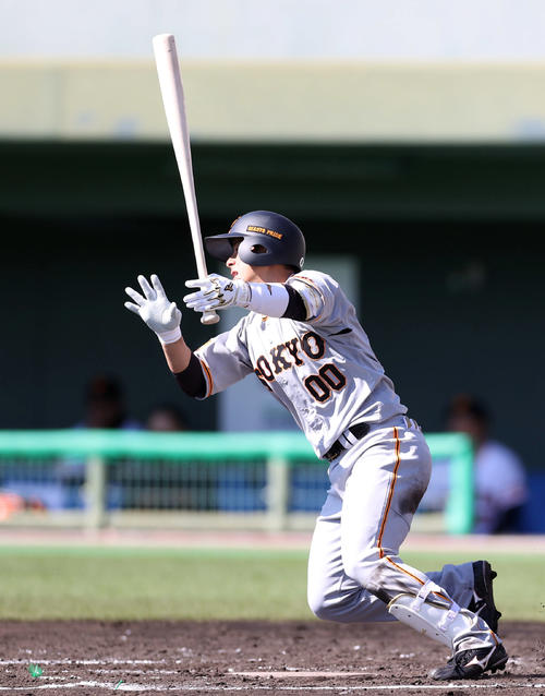 紅白戦　3回表紅組2死一塁、中前打を放つ湯浅（撮影・狩俣裕三）
