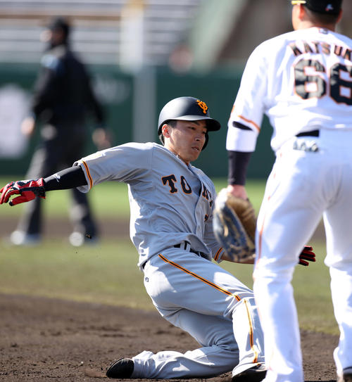 紅白戦　3回表紅組2死一塁、湯浅の中前打で三塁へ滑り込む増田大（撮影・狩俣裕三）