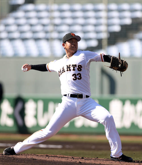 紅白戦　3回表から登板する白組2番手の太田（撮影・狩俣裕三）