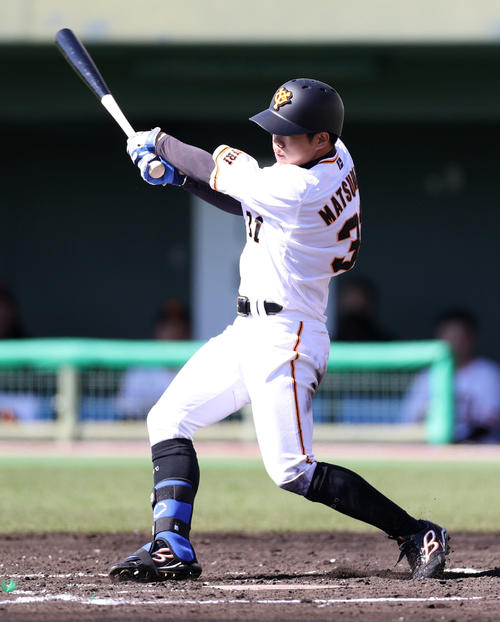 紅白戦　3回裏白組無死一、二塁、左前打を放つ松原（撮影・狩俣裕三）