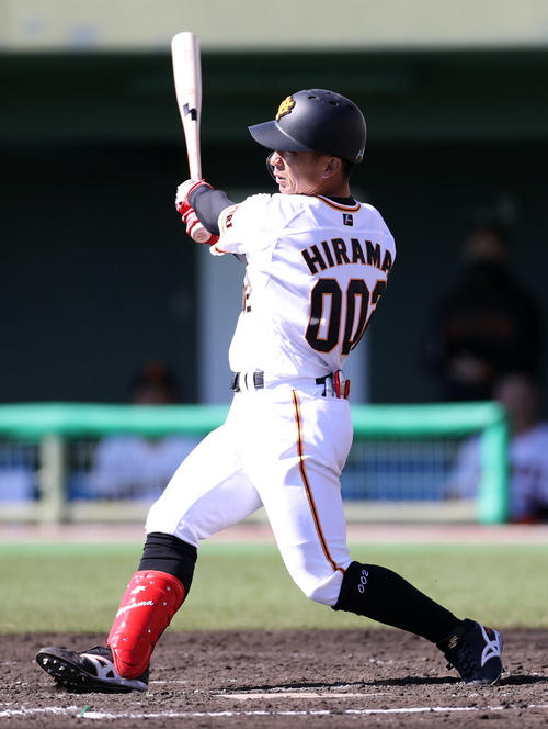 紅白戦　4回裏白組2死一、二塁、右前打を放つ平間（撮影・狩俣裕三）