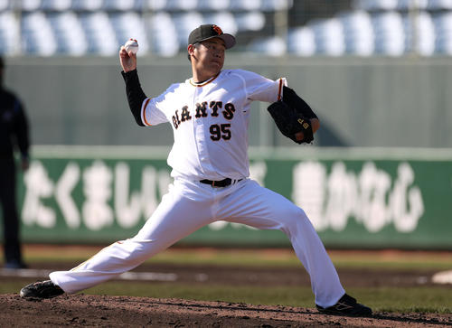 紅白戦　5回表から登板する白組3番手の堀岡（撮影・狩俣裕三）