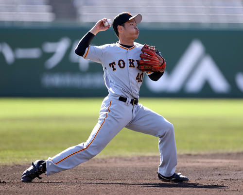 紅白戦　5回裏白組2死、岸田行倫の遊ゴロを処理する中山（撮影・狩俣裕三）