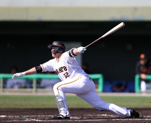 紅白戦　1回裏白組1死三塁、犠飛を放つ北村（撮影・狩俣裕三）