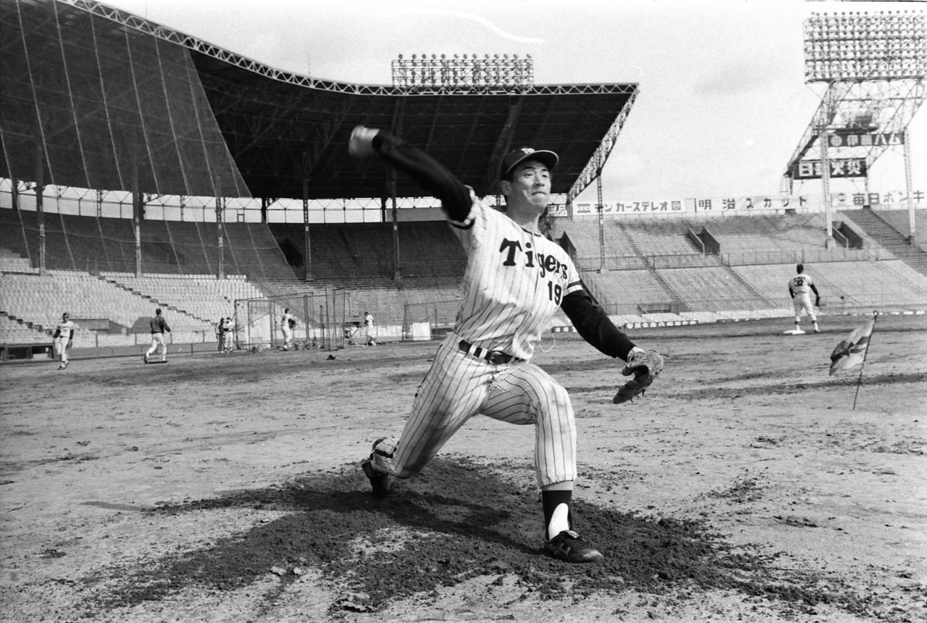 75年2月、甲子園球場で投球練習する工藤一彦