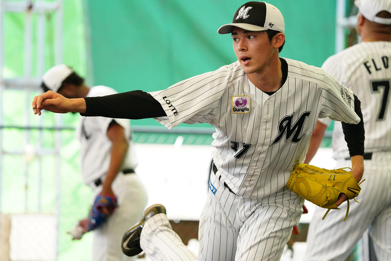 ブルペンで投球練習するロッテ佐々木朗