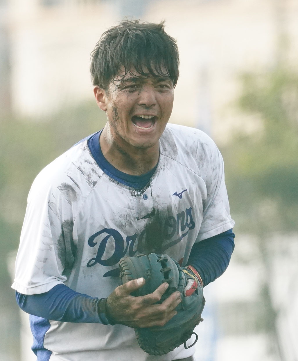 泥まみれになりながらノックを受ける郡司裕也（撮影・森本幸一）＝2021年2月8日、沖縄県北谷町のAgreスタジアム北谷