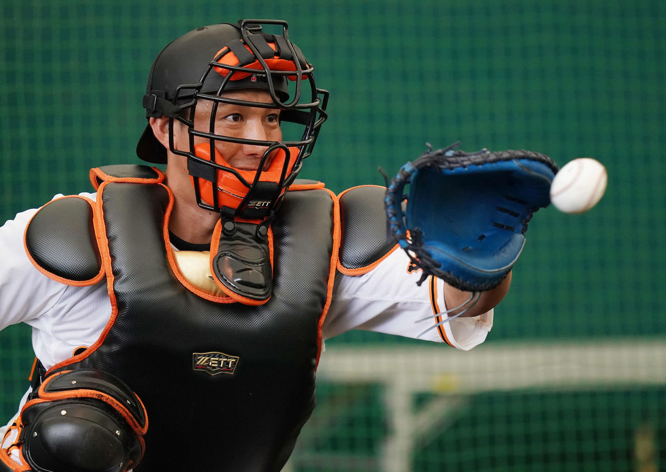 ブルペンで巨人井納の球を捕球する小林（撮影・江口和貴）