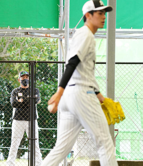 ロッテ佐々木朗（手前）のブルペン投球を視察する井口監督