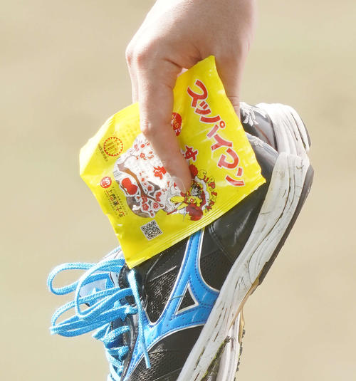 巨人菅野が手にする上間菓子店の「スッパイマン」（撮影・江口和貴）