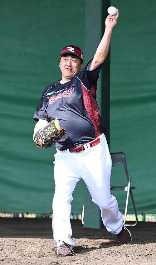 ブルペン投球をする楽天石井GM兼監督（撮影・山崎安昭）