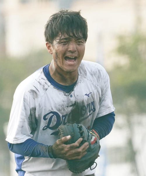 泥まみれになりながらノックを受ける郡司裕也（撮影・森本幸一）＝2021年2月8日、沖縄県北谷町のAgreスタジアム北谷
