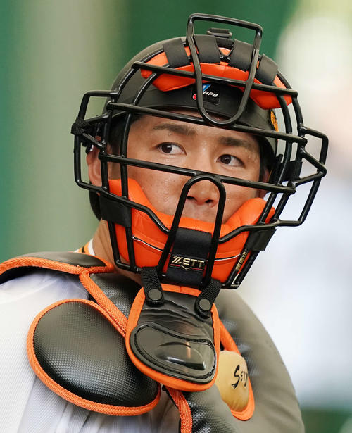 ブルペンで巨人井納の球を捕球する小林（撮影・江口和貴）